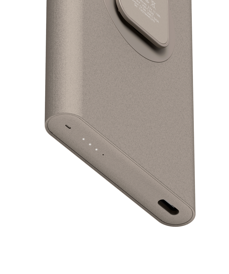 Couple_Battery_Wireless_Slate_Charging_Detail_close-up.png